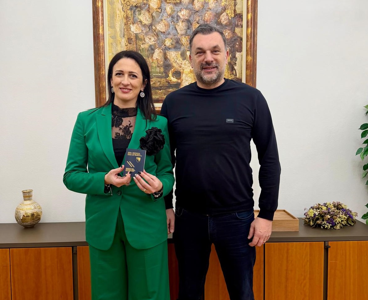 Arijani Jašarević Vojić uručen diplomatski pasoš Bosne i Hercegovine!